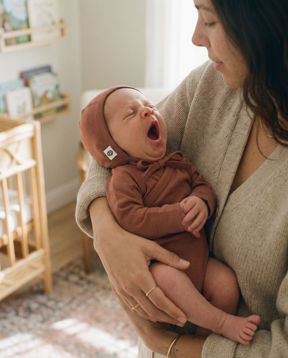 Babymütze mit Schleife aus Wolle – Merinowolle – Cedar Wood