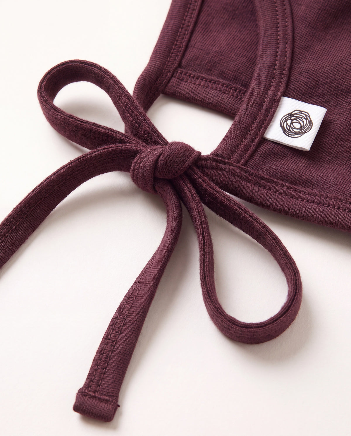 Babymütze mit Schleife aus Wolle – Merinowolle – Red Mahogany