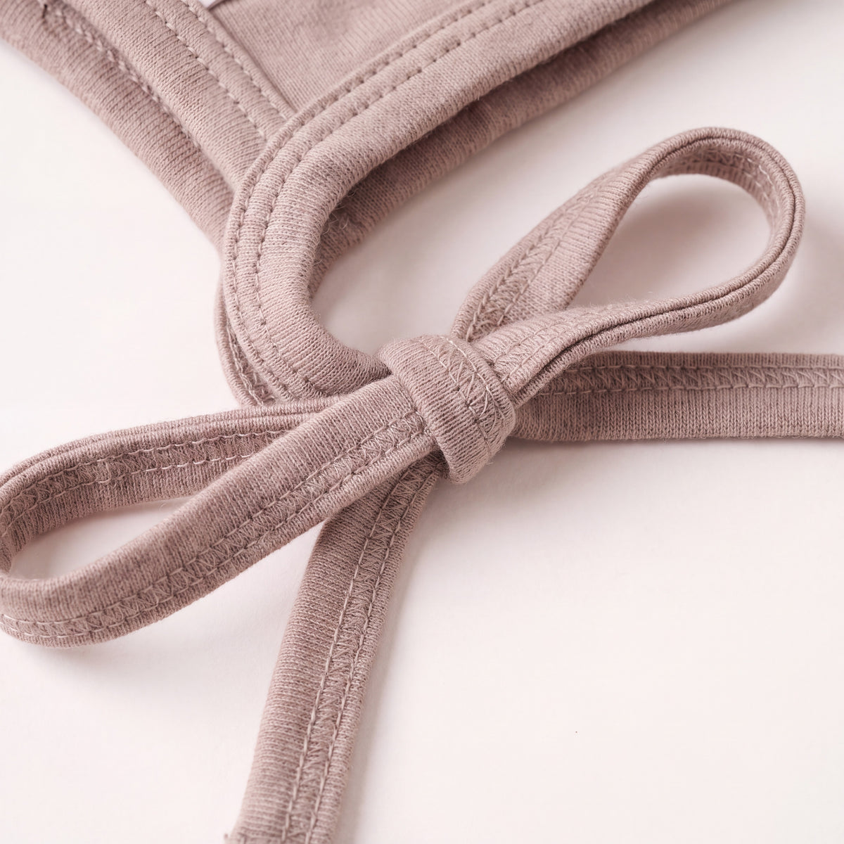 Babymütze mit Schleife aus Wolle – Merinowolle – Misty Rose