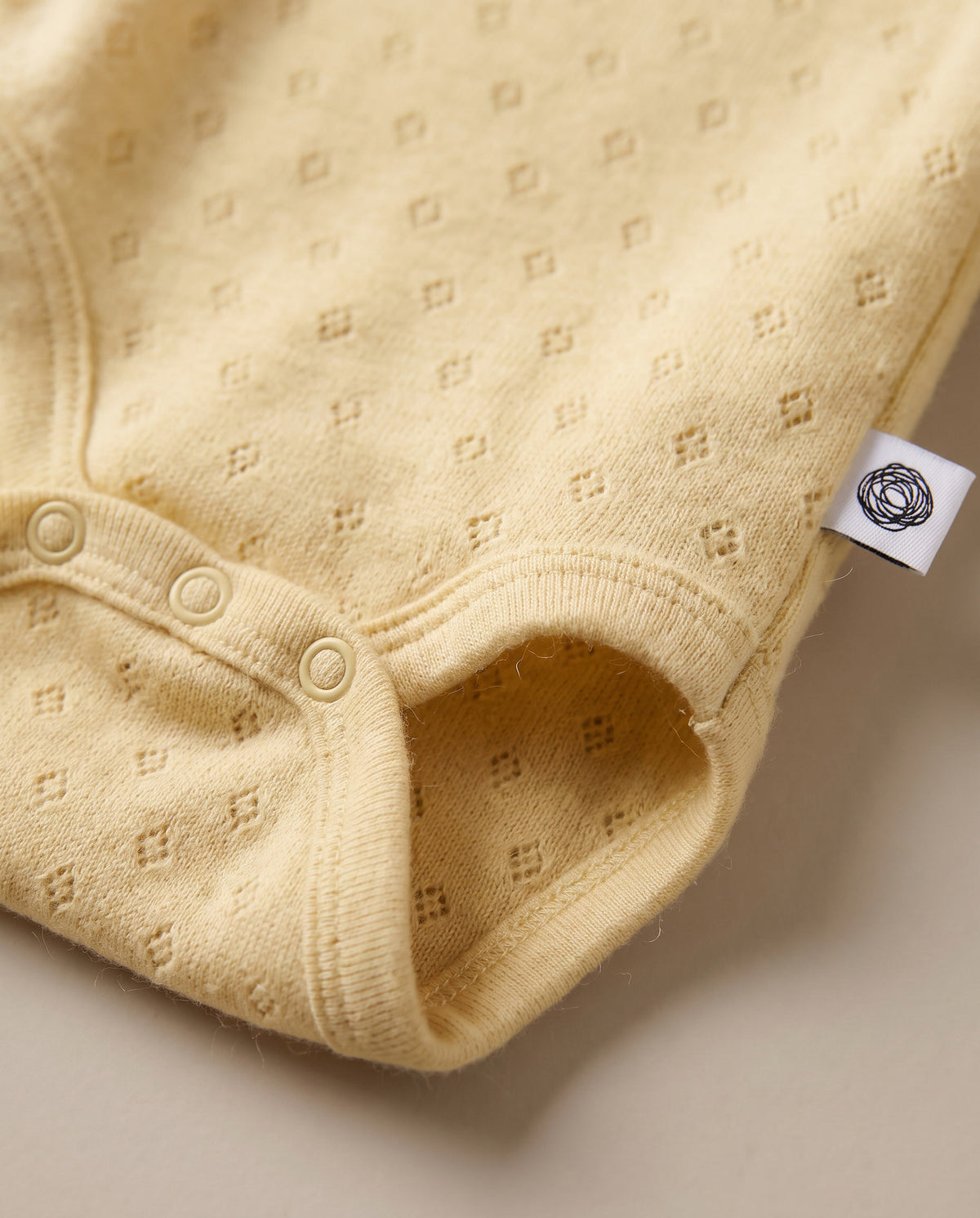 Woll-Strampler mit langen Ärmeln Pointelle – Merinowolle – Dusty Yellow