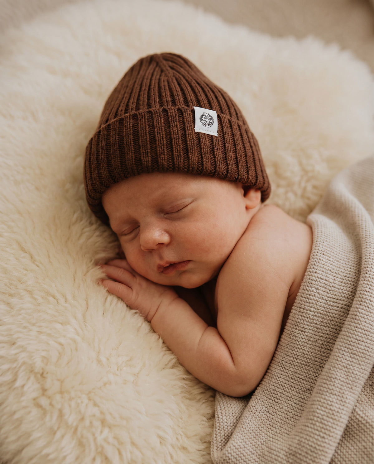 Gestrickte Baby Mütze aus Merinowolle - Carob