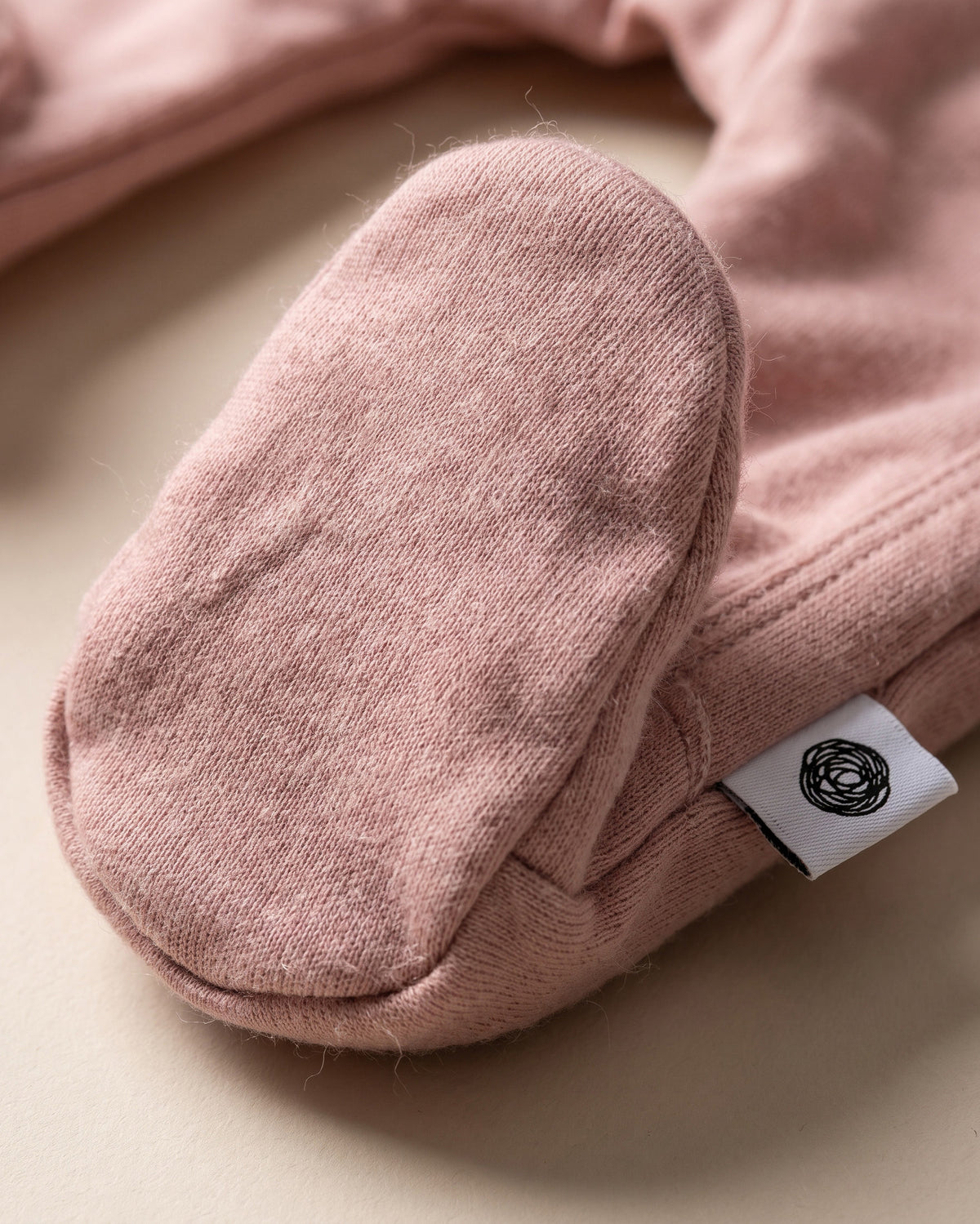 Wollstrampler mit Füßen – Merinowolle – Misty Rose