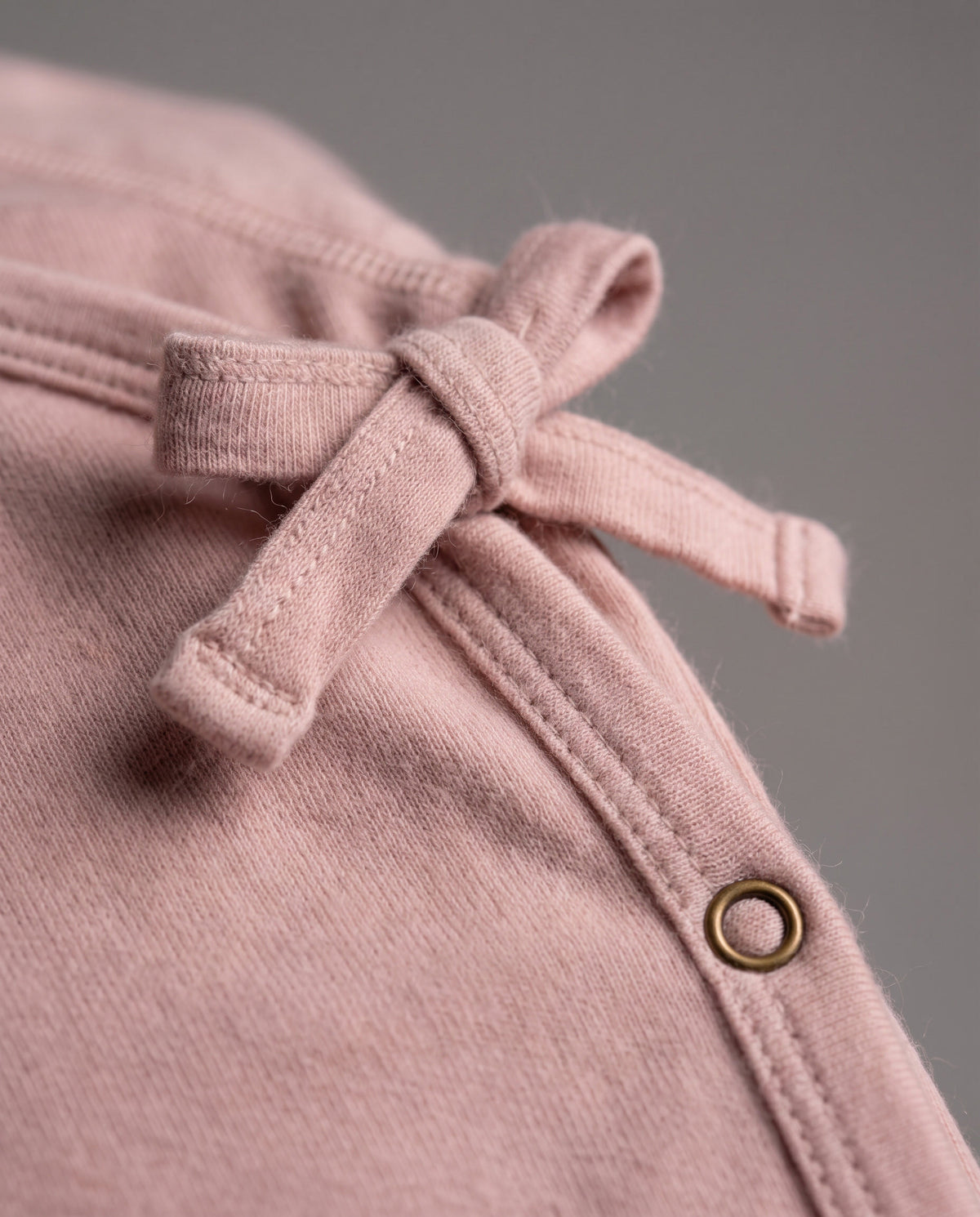 Wollstrampler mit Füßen – Merinowolle – Misty Rose