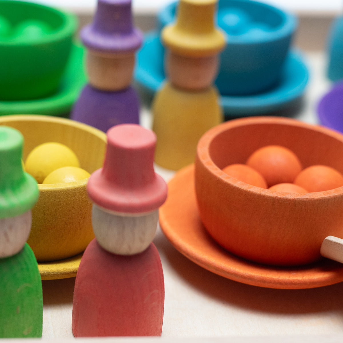 Houten speelgoed - Gekleurde poppetjes, schaaltjes en balletjes op dienblad