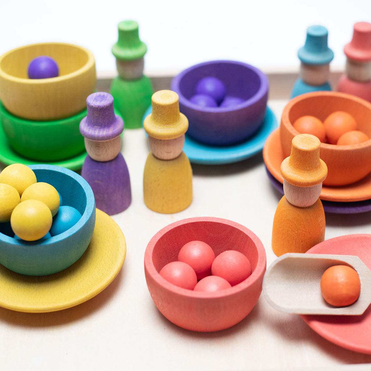 Houten speelgoed - Gekleurde poppetjes, schaaltjes en balletjes op dienblad