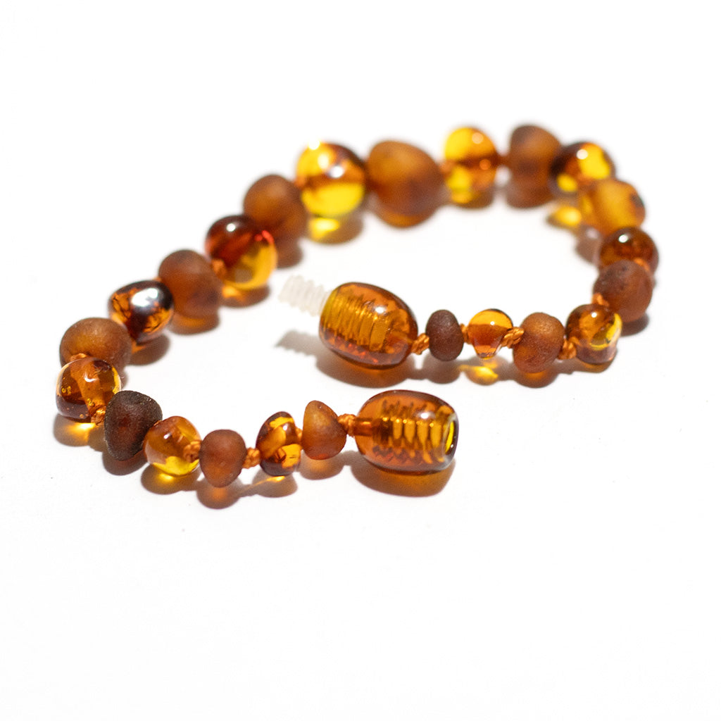 Baby/Kind – Barnsteen armbandje - Ronde kraaltjes - Gepolijst/ruw - 14cm - Cognac