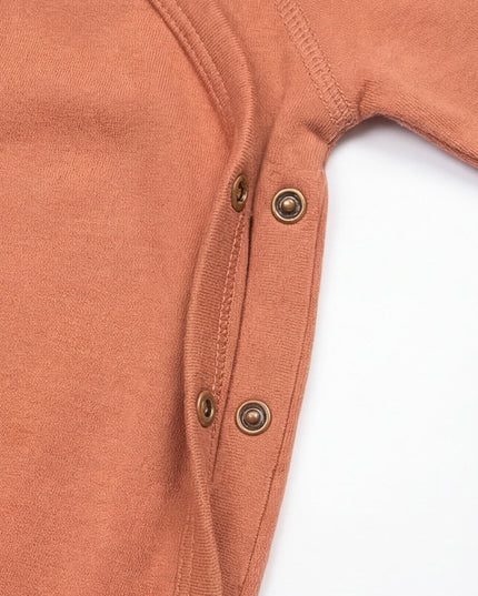 Baby-Strampler mit Füßen aus Merinowolle – Korallengold