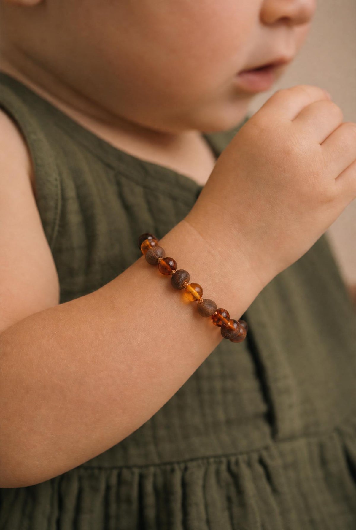 Baby/Kind – Bernsteinarmband - Runde Perlen - Poliert/rau - 14 cm - Cognac