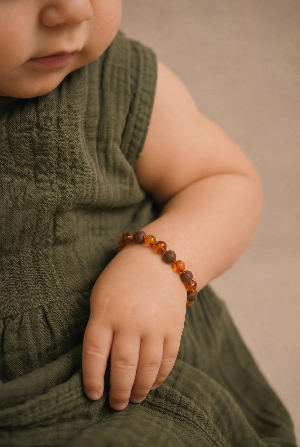 Baby/Kind – Bernsteinarmband - Runde Perlen - Poliert/rau - 14 cm - Cognac