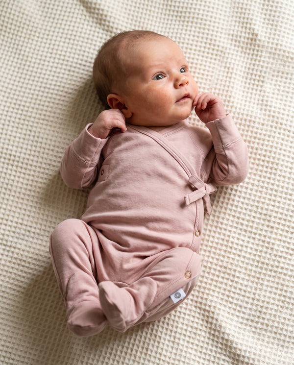 Wollstrampler mit Füßen – Merinowolle – Misty Rose
