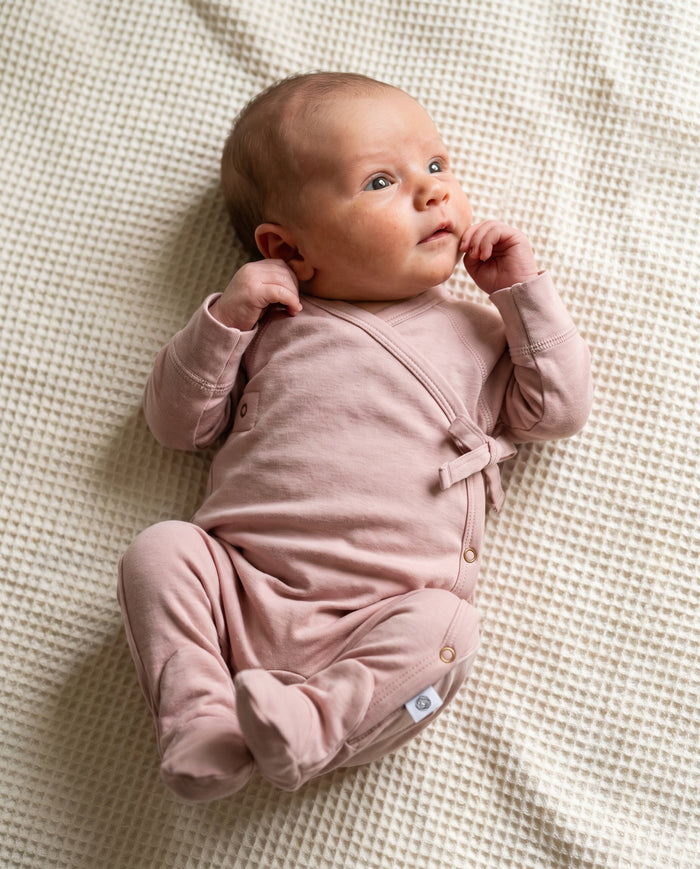 Wollstrampler mit Füßen – Merinowolle – Misty Rose