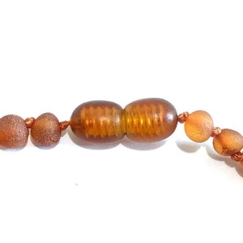 Baby/Kind – Barnsteen armbandje – ronde ruwe kraaltjes – 14cm - cognac - Lille Barn - With ♥ for the smallest