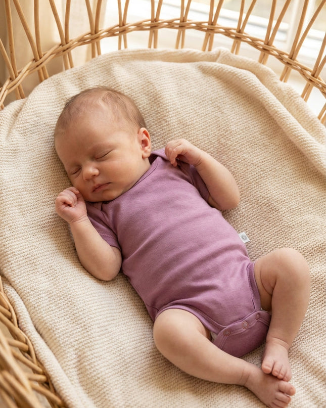 Kurzärmliger Woll-Strampler – Merinowolle – Lavender Mist