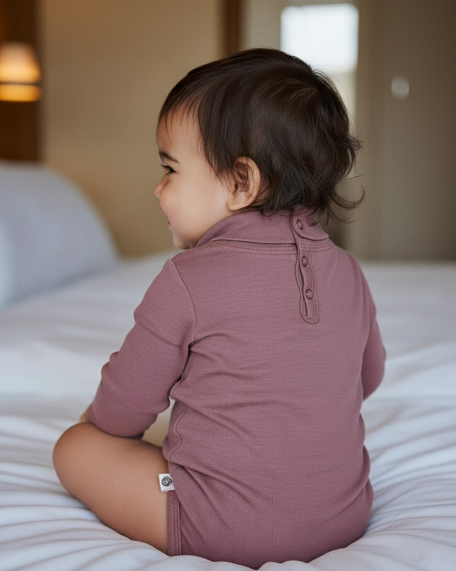 Langärmliger Woll-Strampler mit Rollkragen - Merinowolle - Lavender Mist