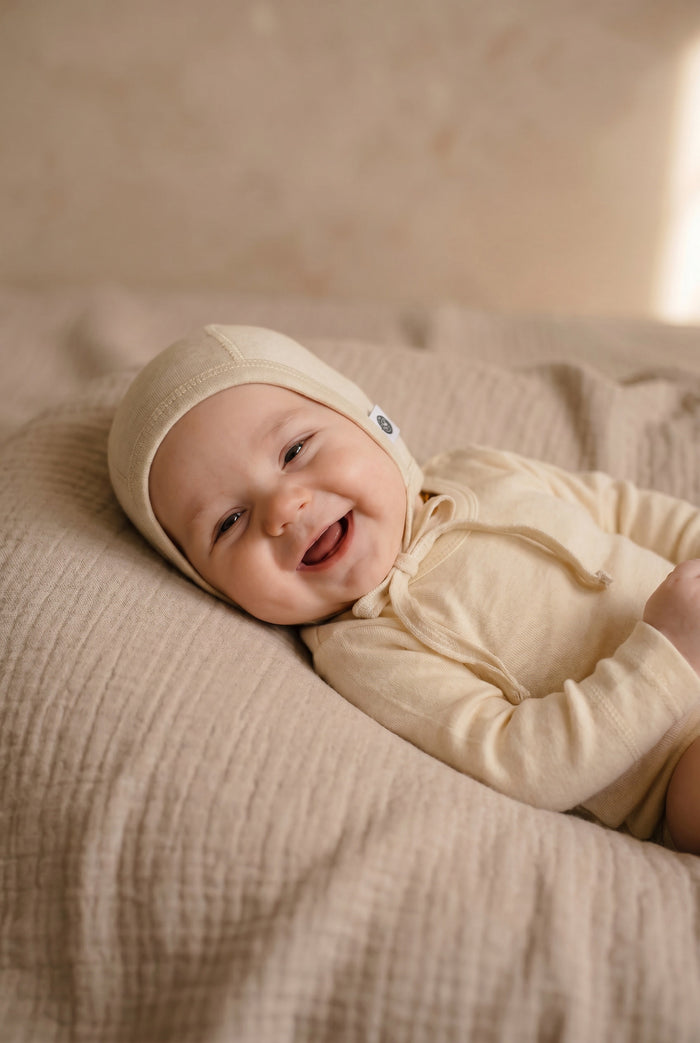Babymütze mit Schleife aus Wolle – Merinowolle – Natur